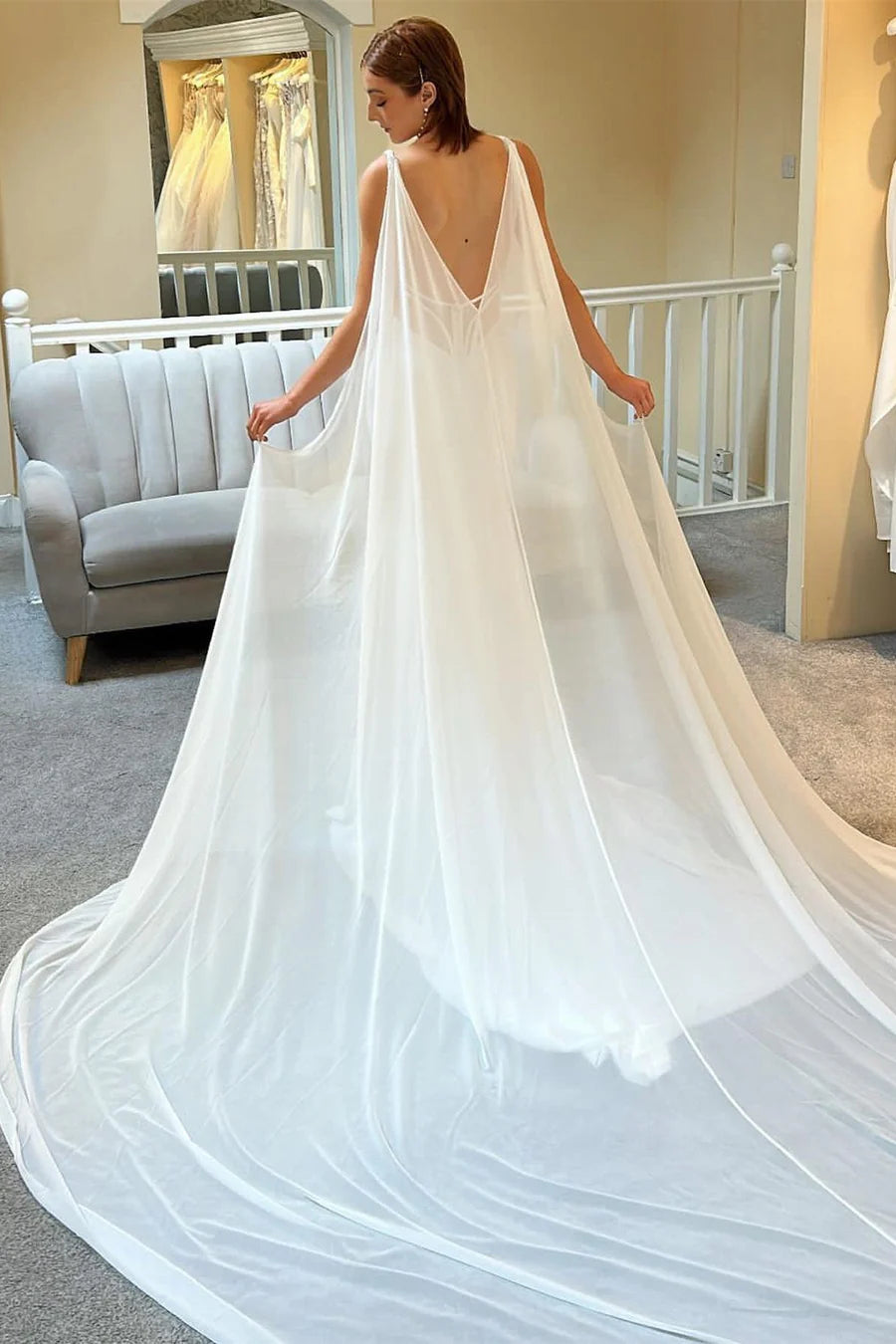 Robe de mariée longue sirène décolletée en V avec cape